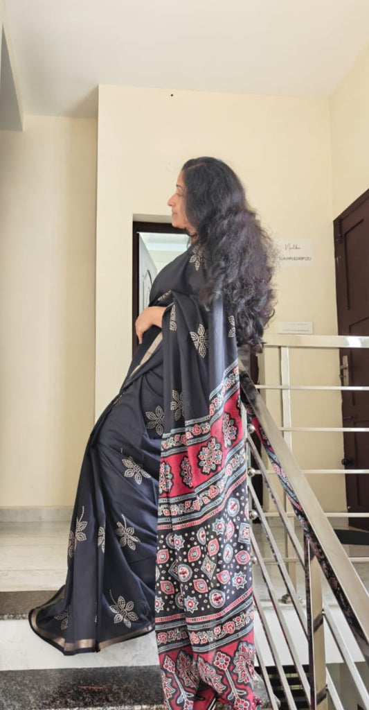 MULMUL COTTON BANDHEJ FLOWER BLACK SAREE WITH AJRAKH PALLU